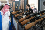 Стенд с огнестрельным оружием на 2-й Всемирной оборонной выставке World Defense Show в Эр-Рияде