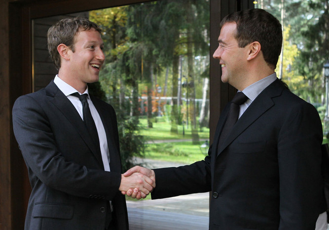 Дмитрий Медведев и генеральный директор социальной сети Facebook (владелец компания Meta признана в России экстремистской и запрещена) Марк Цукерберг во время встречи в&nbsp;резиденции &laquo;Горки&raquo;