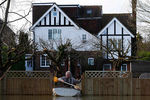 Житель городка Рейсбери покидает свой затопленный дом на лодке на юге Англии