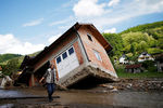 Жилой дом в затопленной в результате наводнения сербской деревне Крупань на западе от Белграда