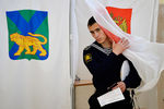 Курсанты Тихоокеанского военно-морского института имени С.О. Макарова во время голосования на 724-м участке