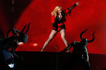 Мадонна выступает на 57-й церемонии вручения «Грэмми»
