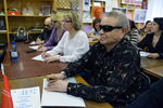Люди с полной и частичной потерей зрения — участники акции «Тотальный диктант — 2015» в библиотеке для слепых в Челябинске