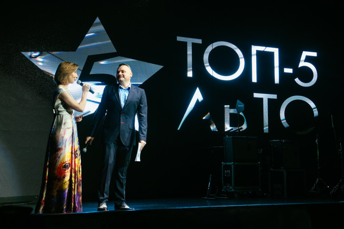 Вели премию &laquo;ТОП-5 АВТО&raquo; телеведущая Елена Усанова и председатель оргкомитета Никита Букин