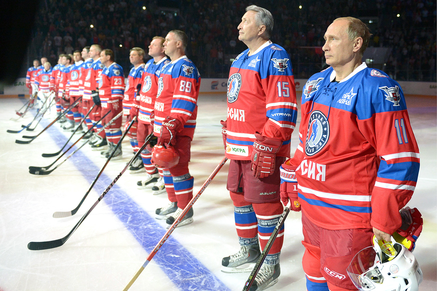 Владимир Путин во время хоккейного матча Ночной хоккейной лиги в Большом Ледовом дворце