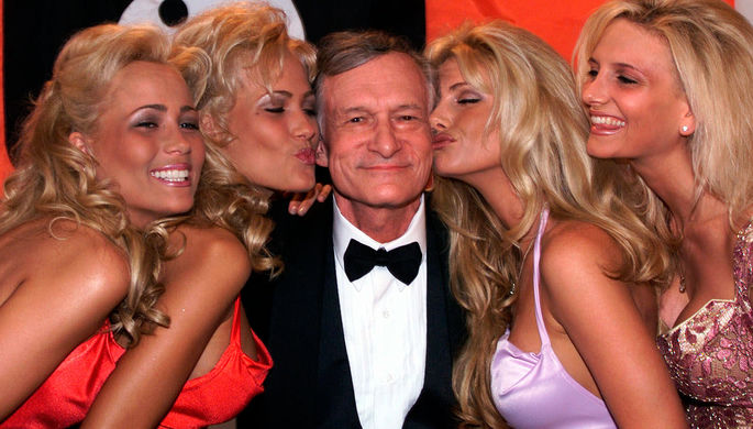 Хью Хефнер в окружении девушек Playboy в Каннах, 1999 год