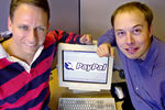 Главный исполнительный директор Питер Тиль и основатель PayPal Илон Маск в штаб-квартире компании в Пало-Альто, 2000 год