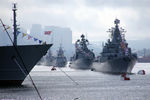 Корабли на параде в честь Дня Военно-морского флота в бухте Золотой Рог во Владивостоке, 25 июля 2021 года