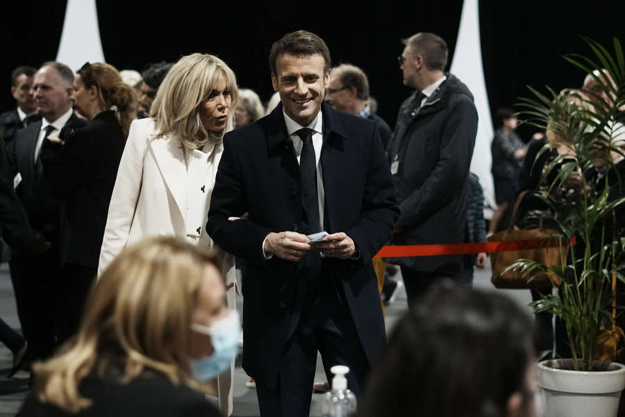Президент Франции Эммануэль Макрон с женой Брижит на избирательном участке, 10 апреля 2022 года
