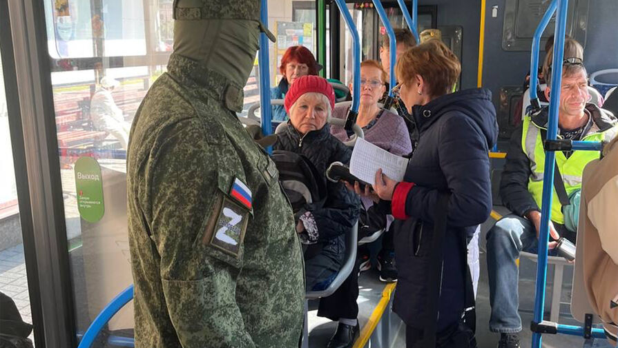 В Челябинске люди в балаклавах и с Z-шевронами ловят безбилетников в автобусах