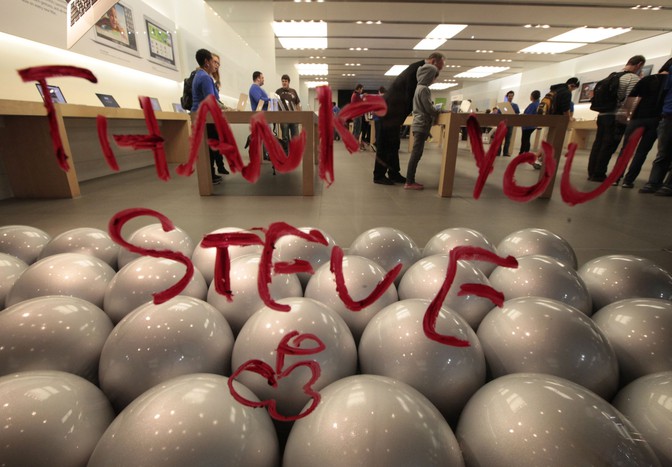 &laquo;Спасибо, Стив!&raquo;&nbsp;- надпись на&nbsp;фирменном магазине Apple 