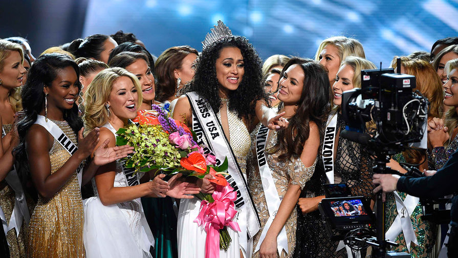 Новая «Мисс США» Кара Маккалоу (в центре)