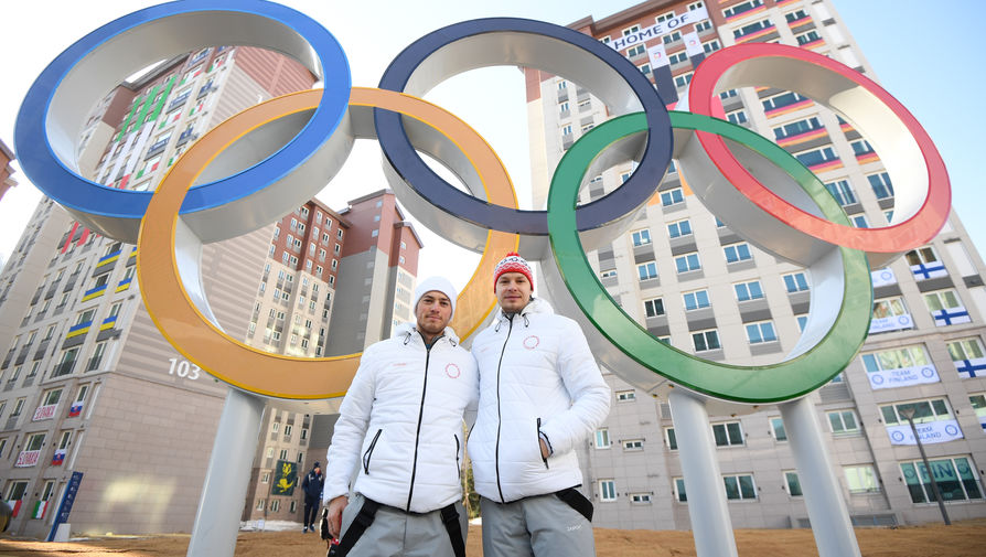 Биатлонисты Антон Бабиков и Матвей Елисеев в олимпийской деревне Каннына