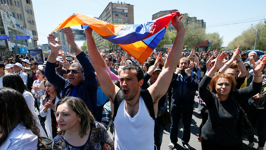 Во время шествия сторонников оппозиции в&nbsp;Ереване, 25 апреля 2018 года