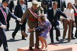 Король Испании Хуан Карлос I и королева София во время военного парада, 2010 год