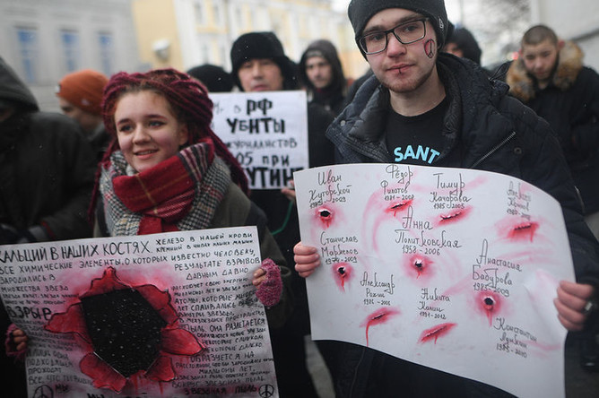 Участники шествия в память об адвокате Станиславе Маркелове и журналистке Анастасии Бабуровой. 19 января 2019 года