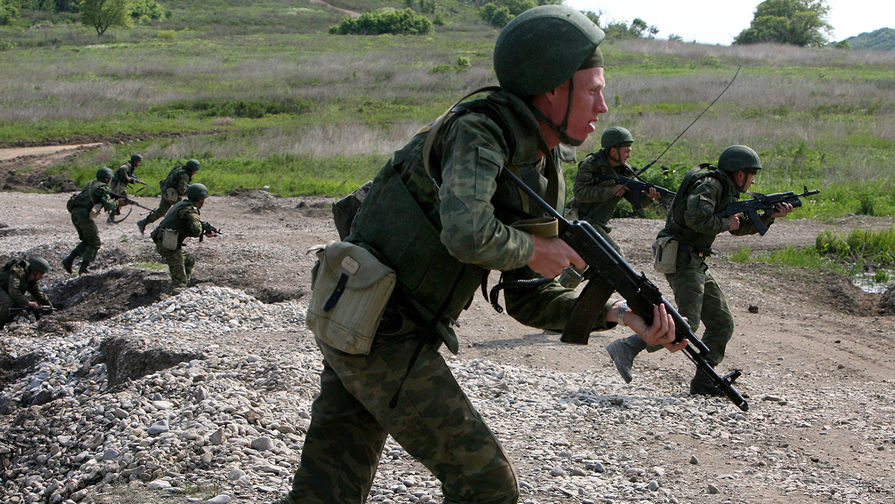 Морские пехотинцы в атаке во время тактико-строевых занятий по высадке морского и воздушного десантов на мысе Клёрка в Приморье, 2010