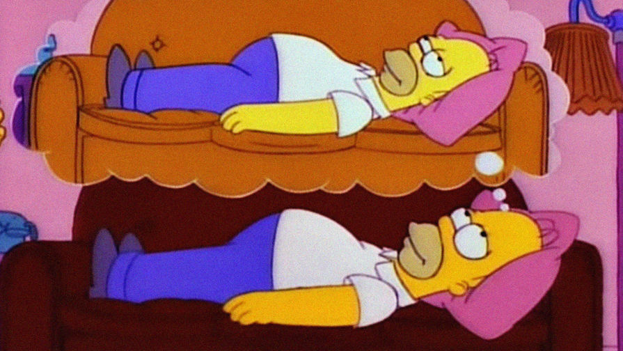 Гомер Симпсон мечтает об отдыхе на диване, лежа на диване