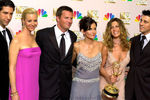 Звезды «Друзей» (Дэвид Швиммер, Лиза Кудроу, Мэттью Перри, Кортни Кокс, Дженнифер Энистон, Мэтт Леблан) — триумфаторы 54-й Annual Primetime Emmy Awards, 2002 год
