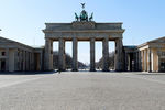 Вид на Бранденбургские ворота в Берлине, Германия, 25 марта 2020 года