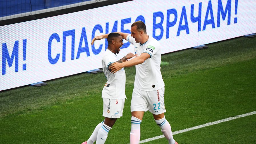 Игроки «Зенита» Артем Дзюба и Малком в матче против ЦСКА