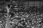 Капитан сборной СССР по хоккею Вячеслав Фетисов с кубком за победу в чемпионате т мира по хоккею в Германии, 1983 год. Советские спортсмены победили в решающем матче со счетом 8:2 сборную команду Канады
