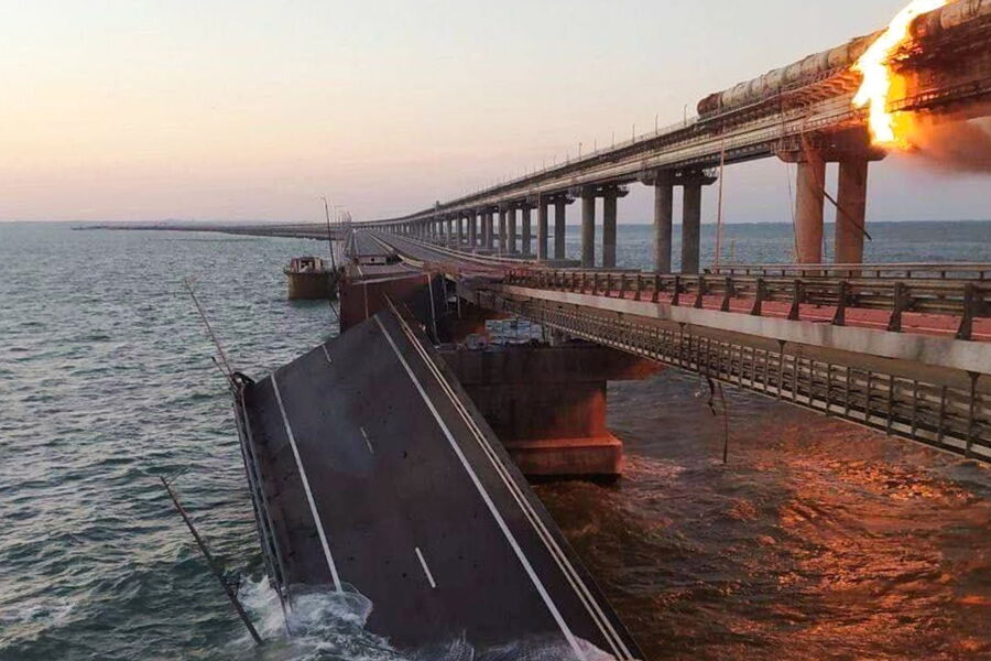 Цистерны с&nbsp;топливом горят на&nbsp;Крымском мосту, 8&nbsp;октября 2022&nbsp;года
