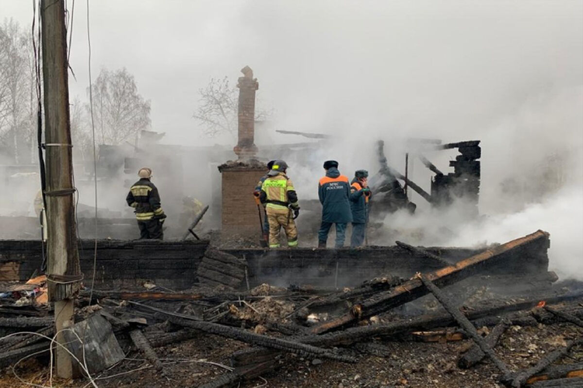 Двое детей и их отец погибли при пожаре в Кировской области - Газета.Ru |  Новости