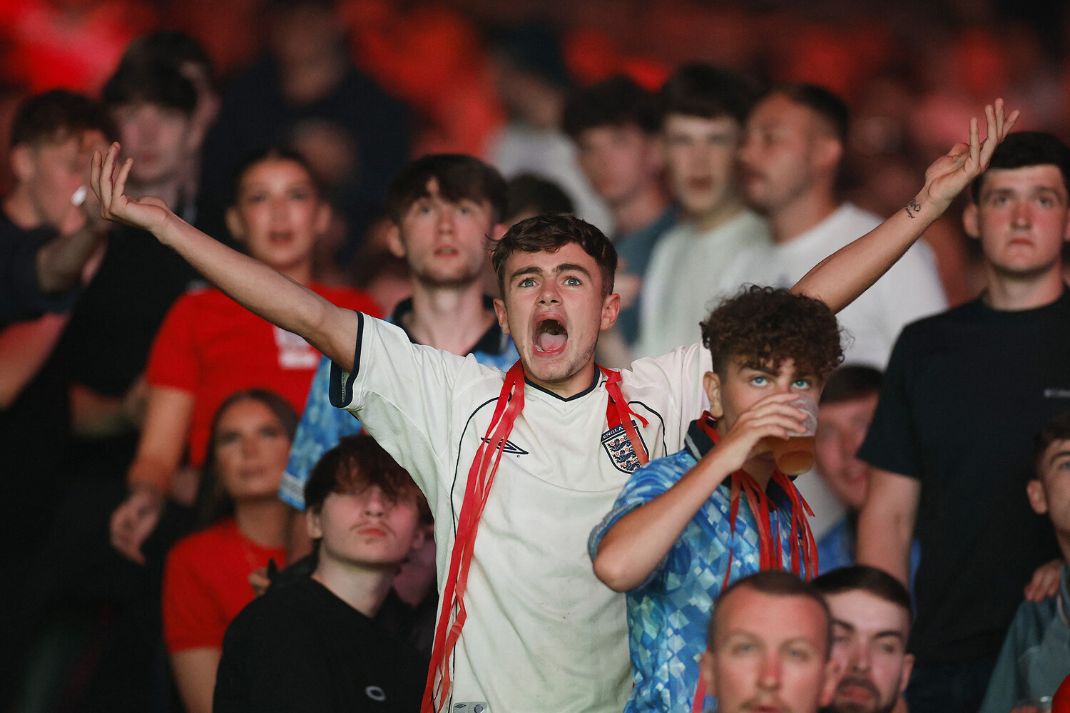 Болельщики радуются победе сборной футбольной команды Англии над сборной Нидерландов. Манчестер, Великобритания, 10 июля 2024 года