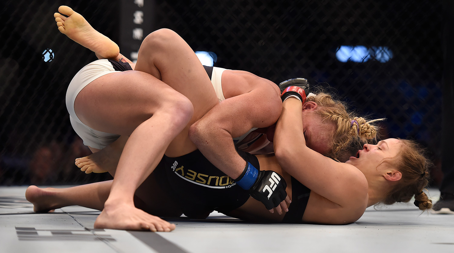Холи Холм и Ронда Роузи во время главного поединка турнира UFC 193 на арене Etihad Stadium в Мельбурне