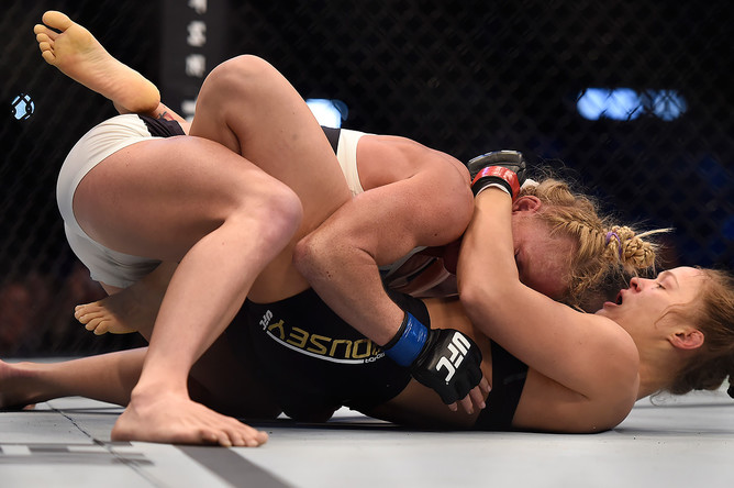 Холи Холм и Ронда Роузи во время главного поединка турнира UFC 193 на арене Etihad Stadium в Мельбурне
