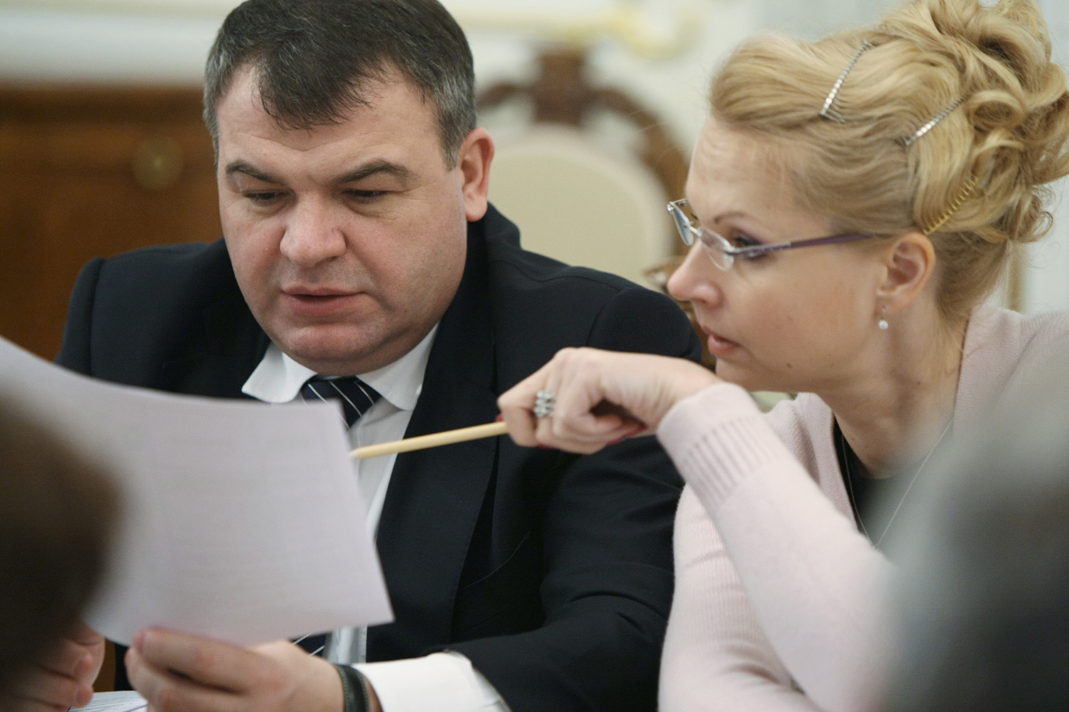 Министр здравоохранения и социального развития Российской Федерации Татьяна Голикова и министр обороны России Анатолий Сердюков на совещании по экономическим вопросам в Ново-Огареве, 2009 год