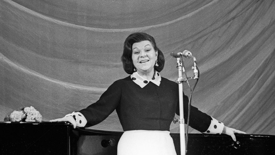 Певица Клавдия Шульженко во время выступления, 1965&nbsp;год