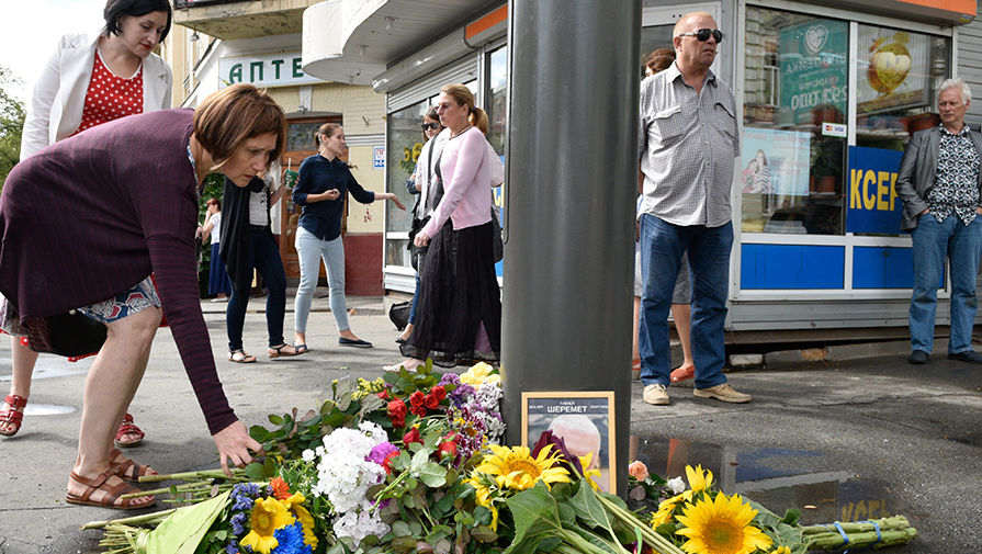 Цветы на&nbsp;месте гибели журналиста Павла Шеремета в&nbsp;Киеве