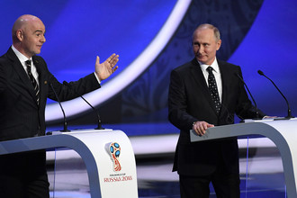 Президент FIFA Джанни Инфантино и президент России Владимир Путин во время жеребьевки ЧМ-2018 по футболу в Москве, 1 декабря 2017 года