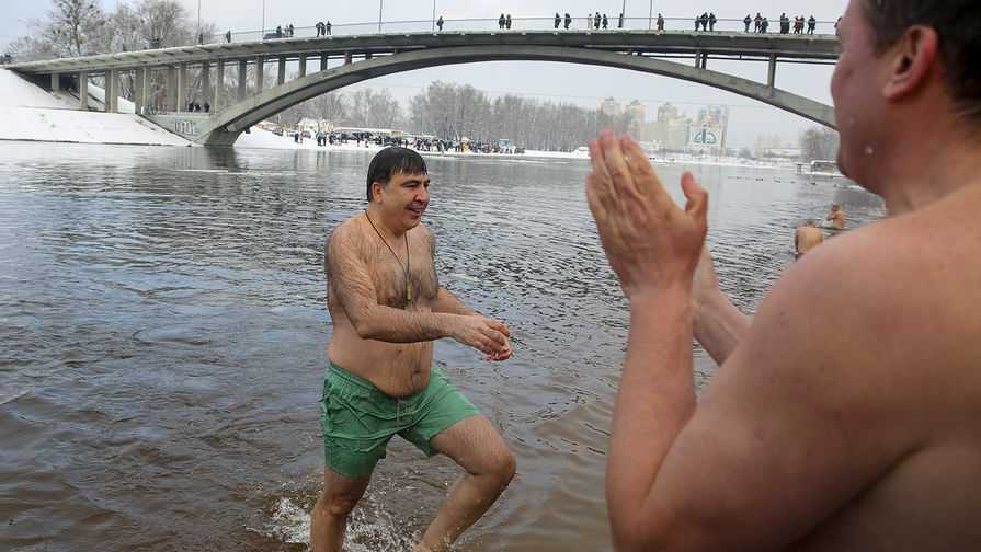 Михаил Саакашвили во время крещенских купаний в&nbsp;реке Днепр в&nbsp;Киеве, 19 октября 2018 года