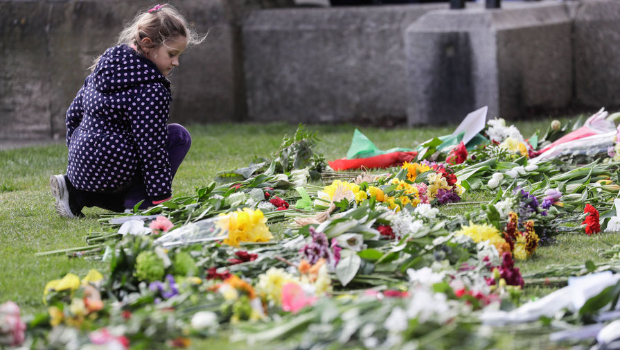 Девочка с цветами возле Виндзорского замка после объявления о смерти принца Филиппа, 9 апреля 2021 года