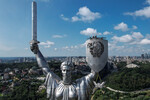 Рабочие демонтируют советский герб со 102-метровой монументальной скульптуры «Родина-мать» в Киеве, 1 августа 2023 года