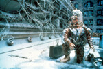 <b>«12 обезьян» (1995)</b>
<br><br>
В 2035 году большую часть населения Земли уничтожил неизлечимый вирус, а оставшаяся — живет под землей. Уголовника по имени Коул — его сыграл Брюс Уиллис — отправляют в прошлое, чтобы он выяснил причину распространения смертельной болезни. Он по ошибке попадет в 1990 год, потом в окопы Первой мировой войны, потом — в 1996-й, как и планировалось изначально. В своих путешествиях он встретит сына вирусолога, который борется за права животных (Брэд Питт), врача-психиатра (Мэдлин Стоу), захочет остаться в XX веке и попытается предотвратить распространение вируса. Спасет ли Брюс Уиллис мир в этой картине Терри Гиллиама? Не можем сказать.