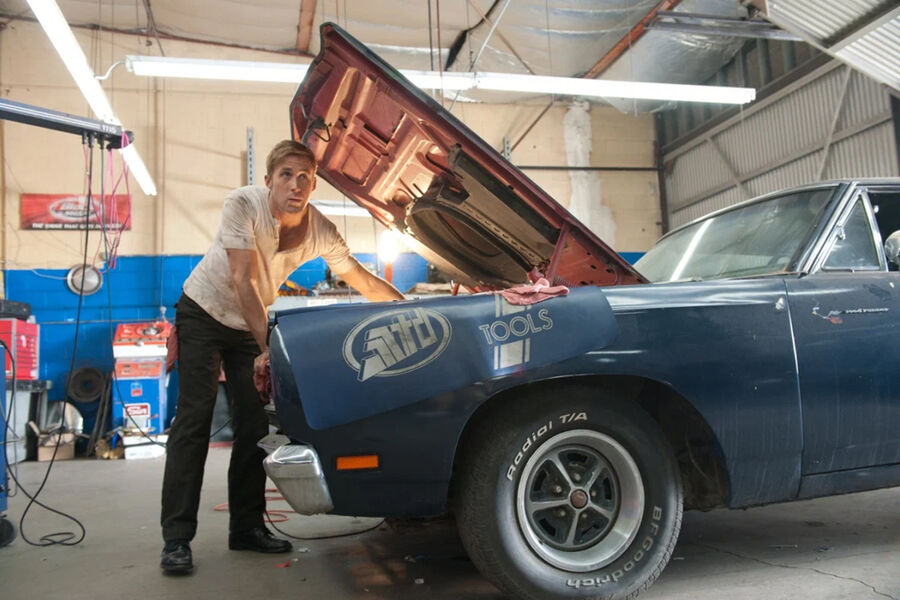 <b>&laquo;Драйв&raquo; (2011) </b>
<br><br>
Культовый неонуар Николаса Виндинга Рефна с&nbsp;Гослингом в&nbsp;роли непревзойденного водителя, который спустя годы был разобран на&nbsp;мемы. Почти все трюки для&nbsp;проекта актер исполнил самостоятельно, ради чего ему пришлось освоить экстремальное вождение.