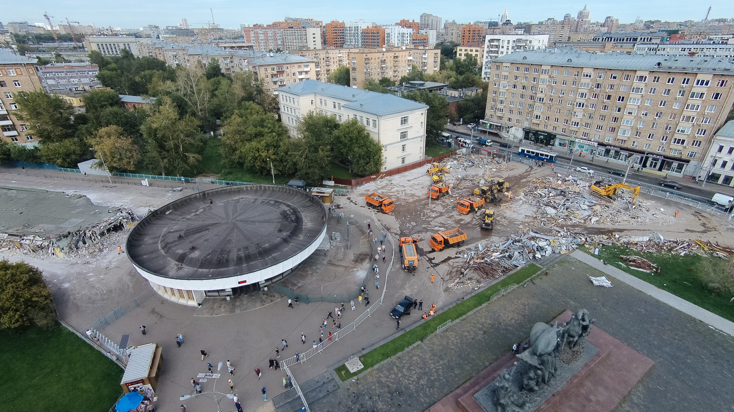 Снос торговых павильонов, признанных объектами самовольного строительства, у станции метро «Улица 1905 года»