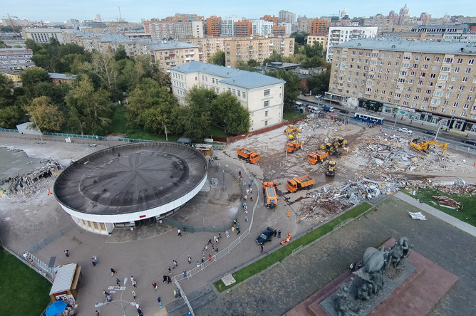 Снос торговых павильонов, признанных объектами самовольного строительства, у станции метро «Улица 1905 года»