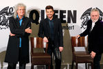 Адам Ламберт с участниками группы Queen на пресс-конференции в Берлине, 2014 год