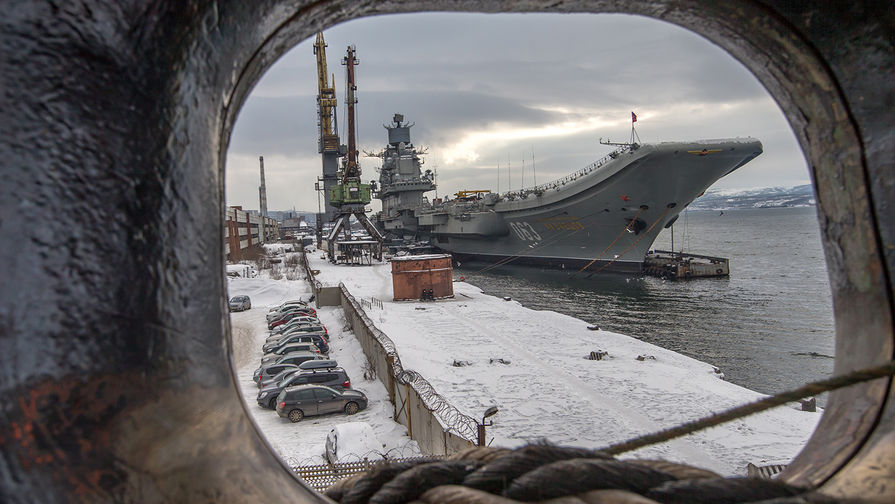 Российский тяжелый авианесущий крейсер «Адмирал Кузнецов» на 35-м судоремонтном заводе, 2016 год