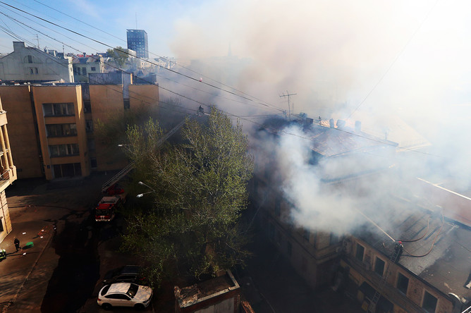 Во время ликвидации пожара в здании в Лубянском проезде.