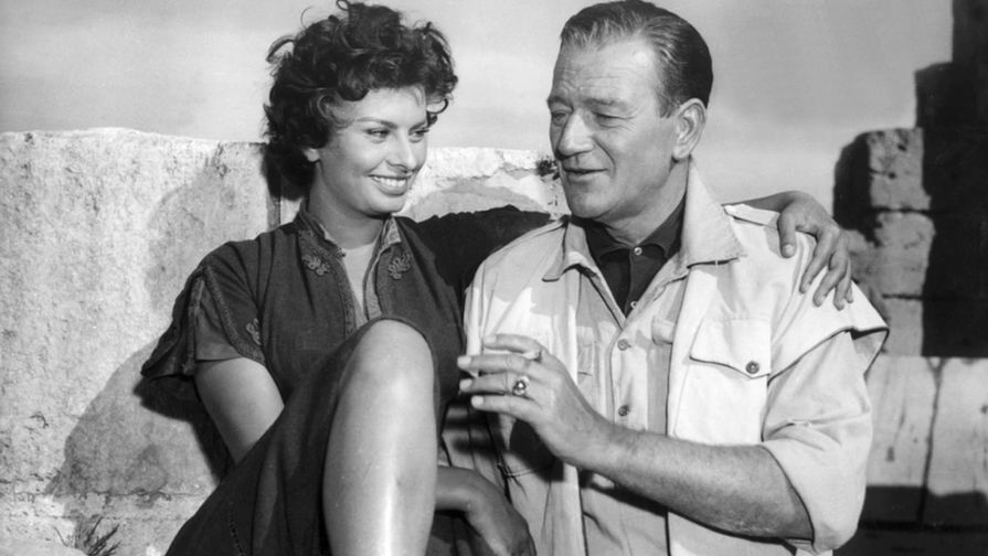 Итальянская актриса Софи Лорен и Джон Уэйн во время съемок фильма &laquo;Легенда о&nbsp;потерянном&raquo; в&nbsp;Ливии, 1957 год