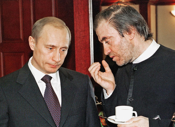 309700 26.12.2002 Президент России Владимир Путин и Валерий Гергиев на презентации Московского международного Дома музыки (ММДМ), 2002 год