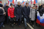 Алексей Навальный с супругой Юлией и братом Олегом во время марша памяти Бориса Немцова в Москве, 24 февраля 2019 года