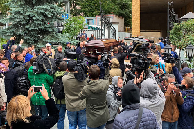На церемонии прощания с певцом Вилли Токаревым в Москве, 9 августа 2019 года