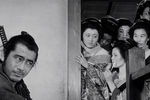Еще одним фильмом Куросавы, оказавшим мощное влияние на фильмы о крутых и неразговорчивых парнях, стал <b>«Телохранитель» (1961)</b>. История самурая XIX века, стравившего между собой два враждебных клана, легла в основу первого вестерна «долларовой трилогии» Серджо Леоне с Клинтом Иствудом в главной роли и впоследствии многократно переосмыслялась другими авторами.